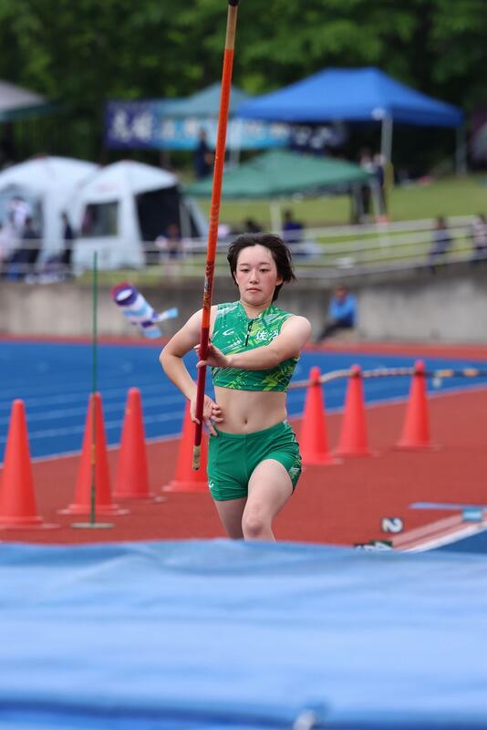 女子棒高跳び