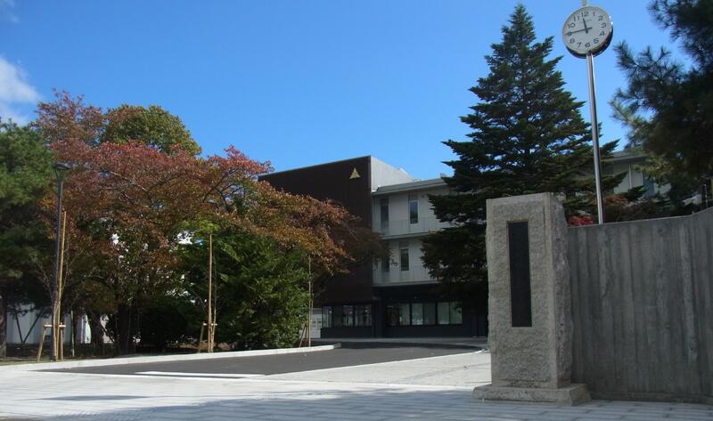 正門を入って校舎北側を望む