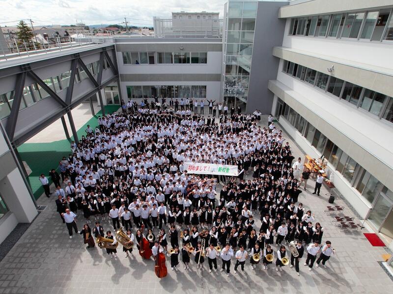 中庭(SAKOひろば)にて集合写真